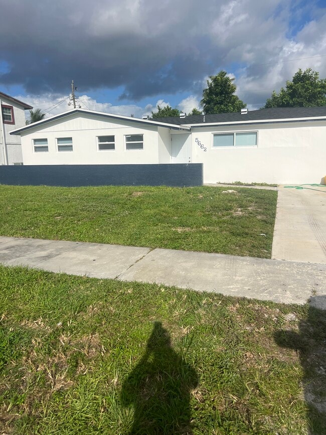 Building Photo - 5662 Parke Ave