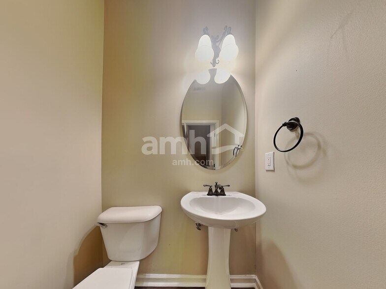 Building Photo - 243 Ascott Ln