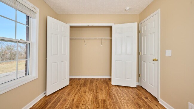 Building Photo - Reduced Rent and Special: 2BR, 1 1/2 BA condo, upstairs unit. Special: $400 off the first month f...