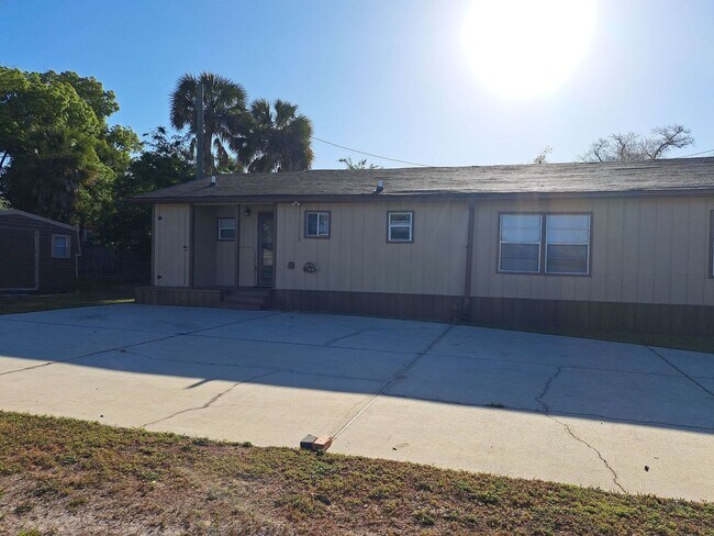 Building Photo - 523 E 8th St