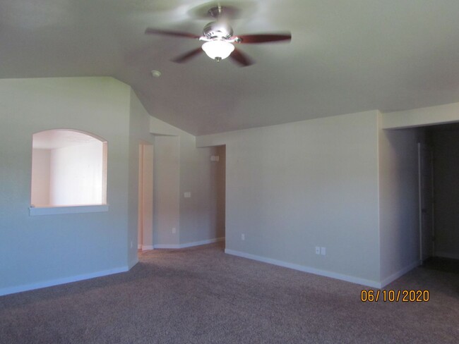 Building Photo - 3 Bed 2 Bath 1622 sqft RV Parking rent fre...