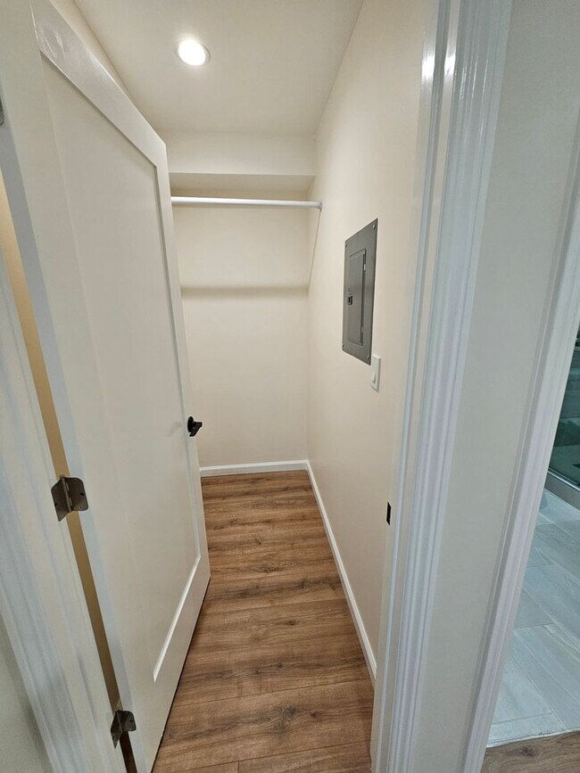 Building Photo - EE741F