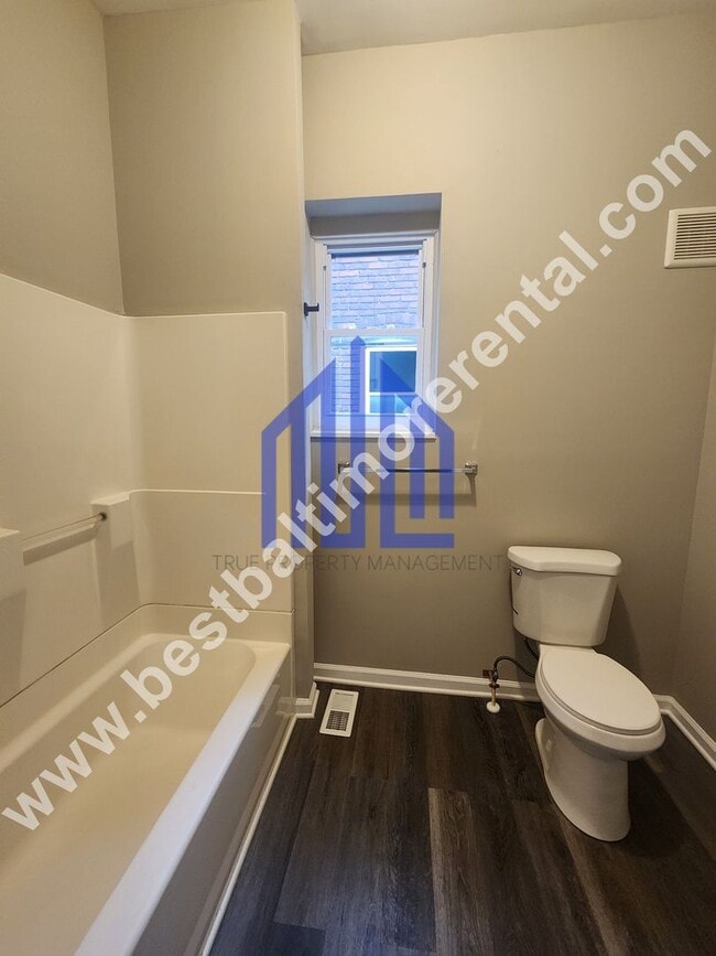 Building Photo - Spacious 4 Bedroom 1.5 Bath in East Baltimore