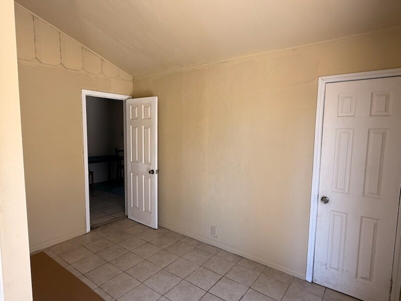 Building Photo - 1801 1/2 Tyler Ave