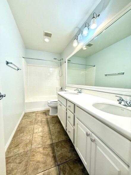 Building Photo - 1319 Jacaranda Cir