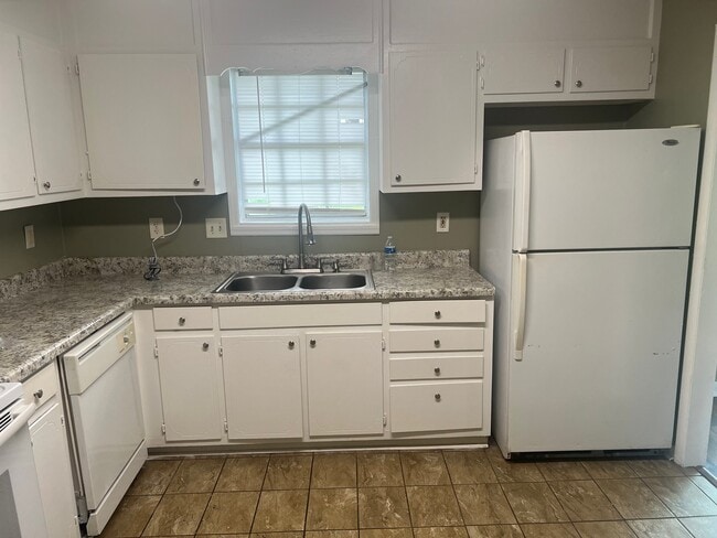 Building Photo - 3952 Tanglebush Ln NW