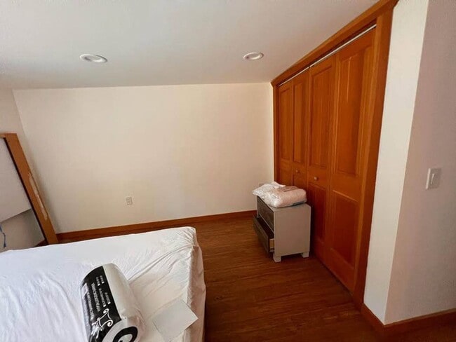 Building Photo - Lake city