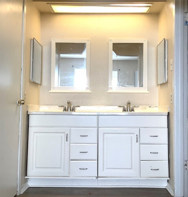 Building Photo - 6310 S Briar Bayou Dr