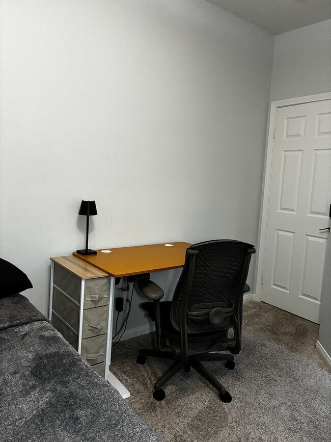 Building Photo - $500 Move-In Special! Furnished 4-Bed Home...