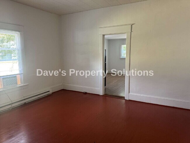 Building Photo - Spacious & Refreshed 1 Bed, 1 Bath Duplex | High Ceilings & Ample Parking!