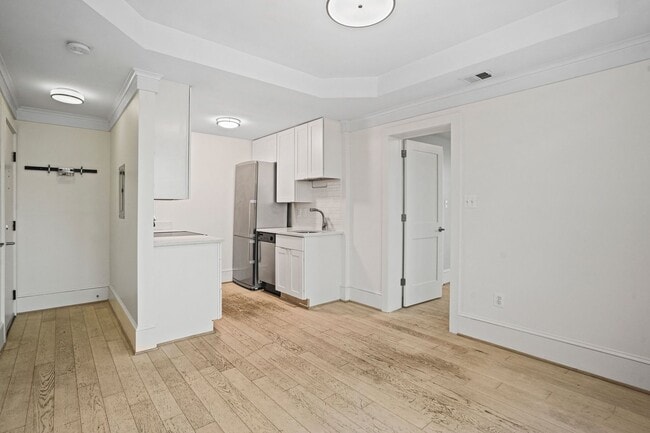 Building Photo - Bright Two-Bedroom in Columbia Heights | Pet frienldy!