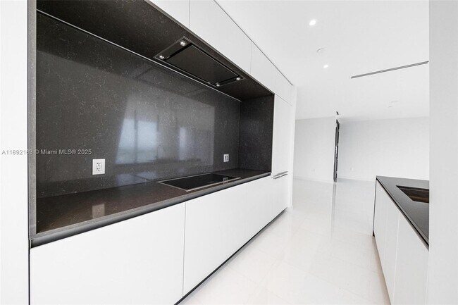 Building Photo - 300 Biscayne Blvd Way