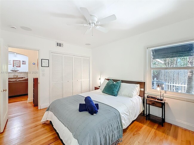 Building Photo - 1419 NE 4th Ct