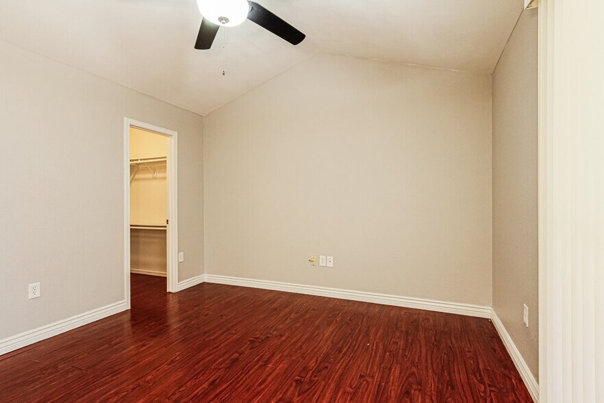 Building Photo - 7848 W Fleetwood Ln