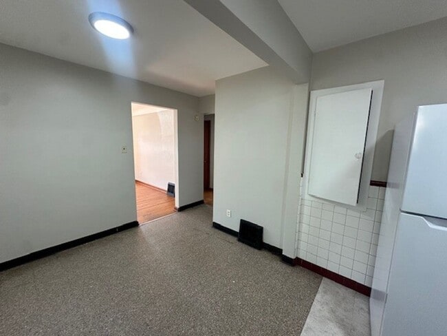 Building Photo - Vintage Beauty with Space, Light, and Clas...