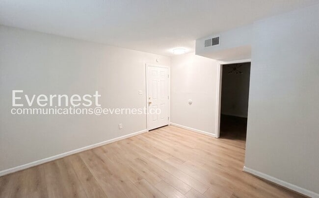 Building Photo - 2 Bed, 2 Bath Condo with Modern Amenities / Pet-Friendly / Available Now!