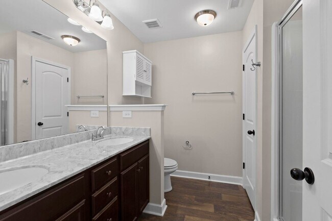 Building Photo - 3 bedroom with BONUS room in community pool neighborhood!