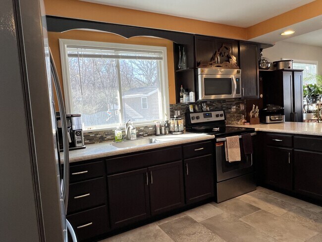 Building Photo - 2233 Paris St