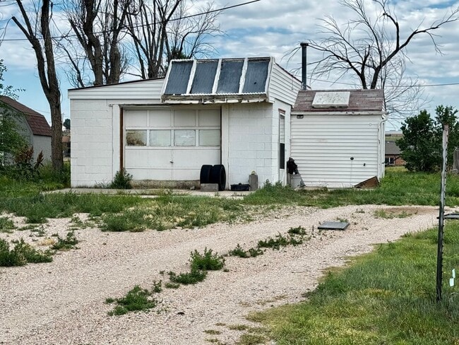 Building Photo - SINGLE-LEVEL 2 BEDROOM, 1 BATHROOM, SINGLE...