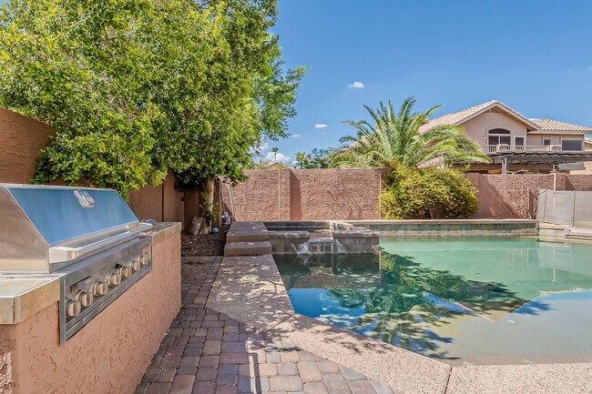 Building Photo - Welcome to your private Oasis!!