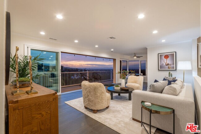 Building Photo - 3819 Sunswept Dr