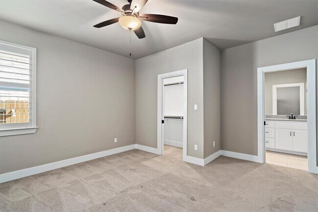 Building Photo - 904 Naranjo Dr