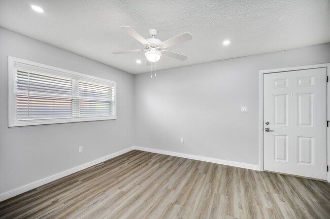 Building Photo - Greenbriar Villas