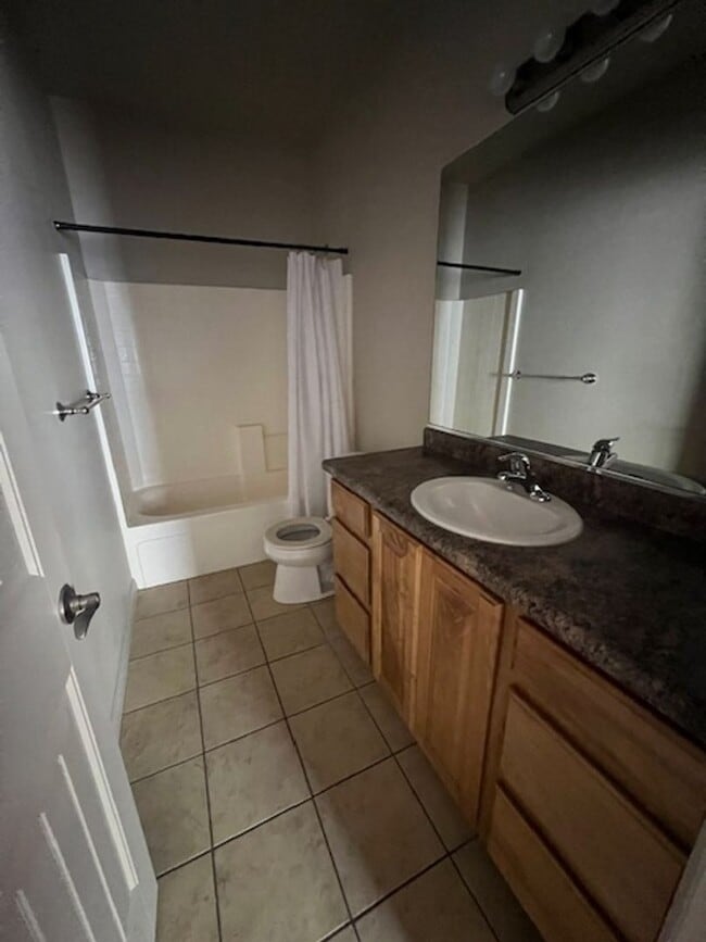 Building Photo - Grand Legacy Townhome