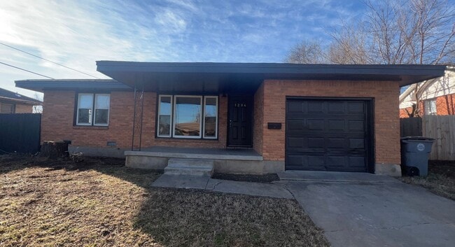 Primary Photo - 1204 NW Carroll- AVAILABLE NOW!!