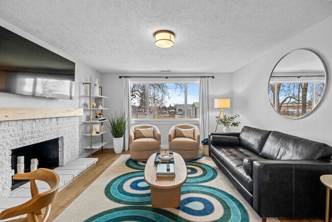Building Photo - Modern 2BR Suite – Newly Furnished, Pet-Fr...