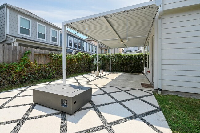 Building Photo - 5233 Darling St