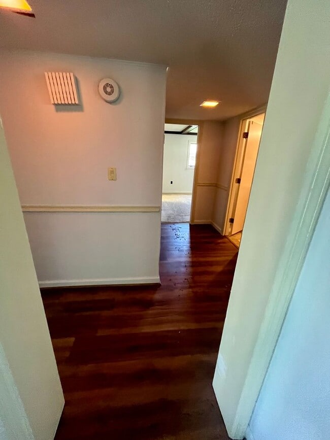 Building Photo - Well-Located One-Level Condo -- Just Minut...