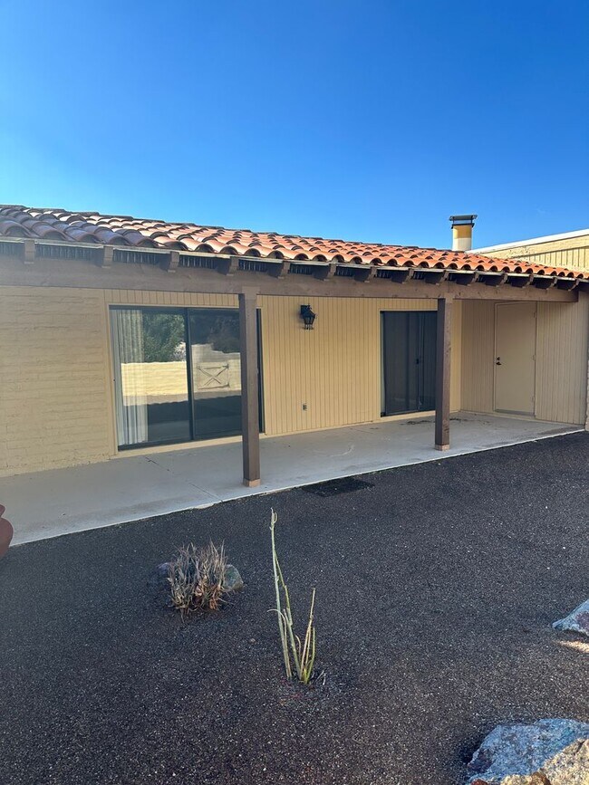 Building Photo - Townhome in Desirable Sunrise Presidio