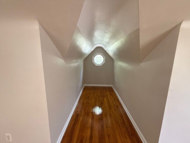 Building Photo - Renovated 3-Bedroom Home – We Welcome Sect...