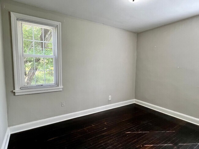 Building Photo - Charming 2 bedroom, 1 bathroom Rancher in ...
