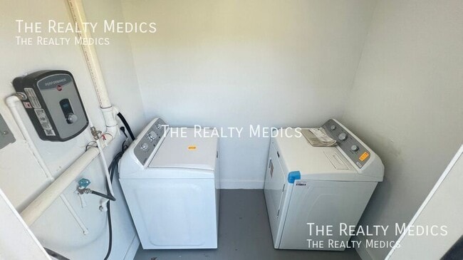 Building Photo - 2530 N Palm Dr