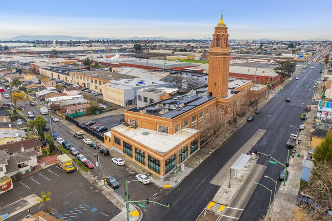 Building Photo - Two level loft with great light and ample ...