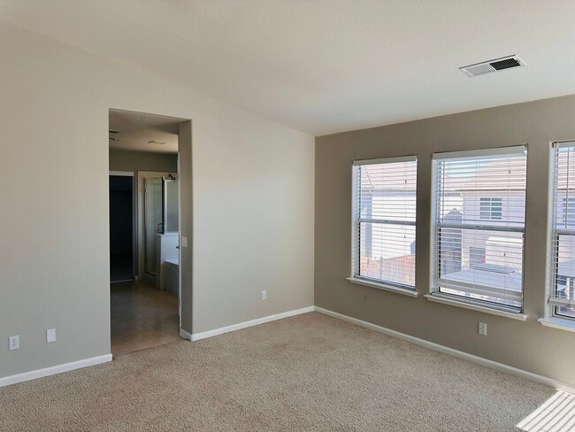 Building Photo - Full Bedroom and Bathroom Downstairs