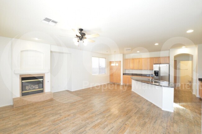 Building Photo - 3105 E Vallejo Dr