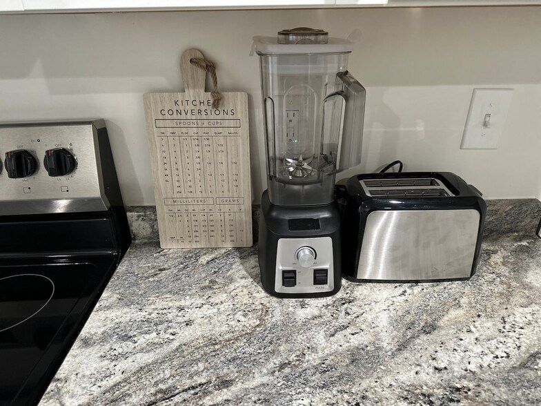 Building Photo - 121 Forest St