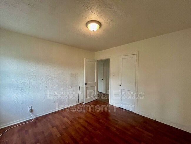 Building Photo - 734 W 74th St