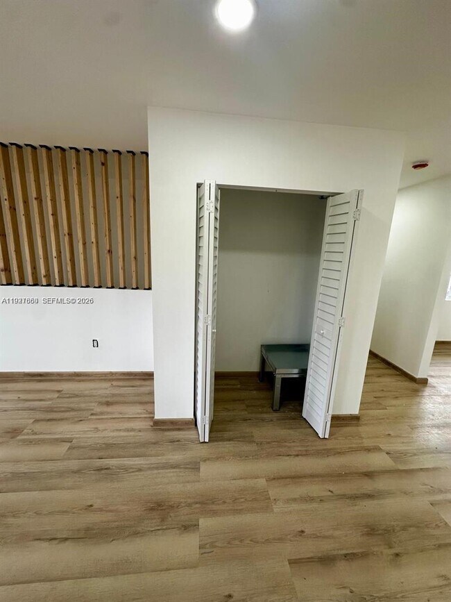 Building Photo - 722 NW 6th Ct