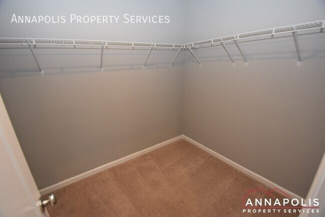 Building Photo - 8289 Meadowood Dr