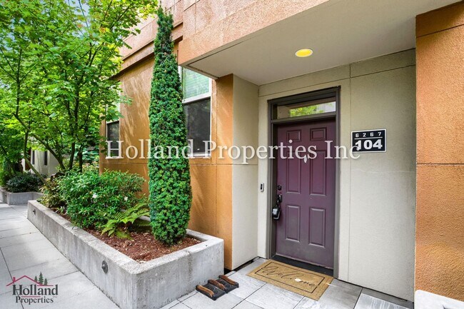 Building Photo - 6267 NE Carillion Dr