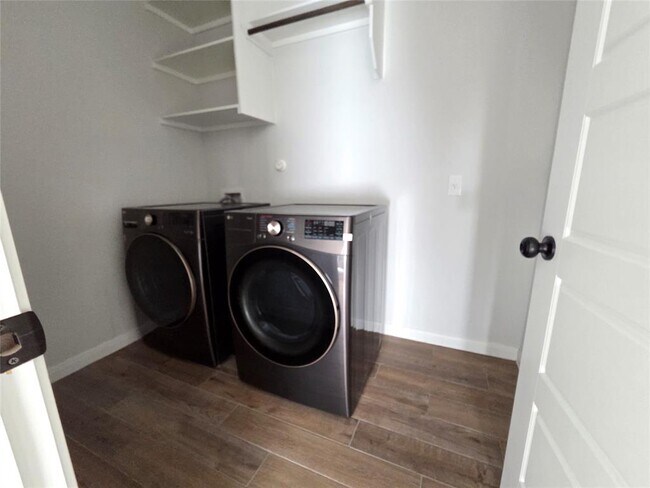 Building Photo - 221 Bauer Lp