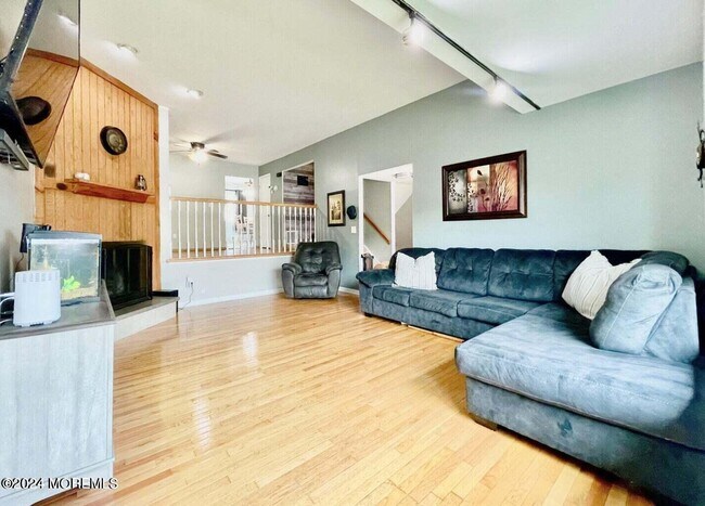 Building Photo - 562 Clubhouse Dr