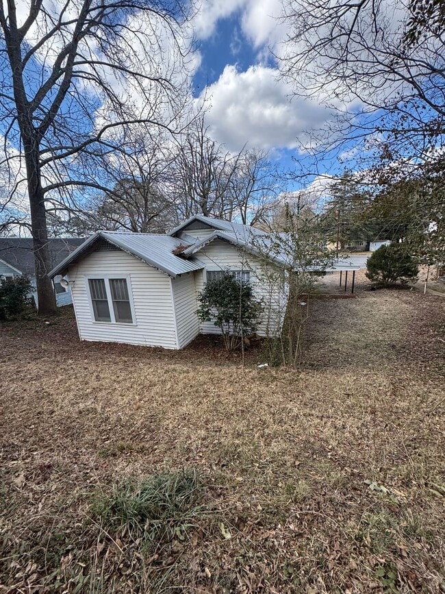 Building Photo - 3 Bedroom  & 2 Bath House