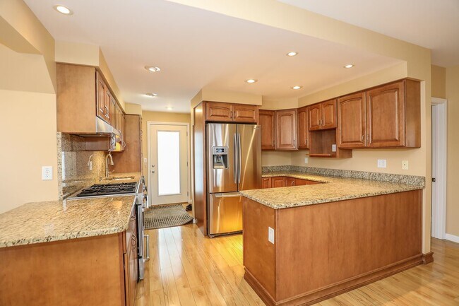 Building Photo - 32 Chapleau Ave