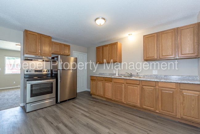 Building Photo - 2 Bedroom 1 Bath Remodeled KCK Duplex