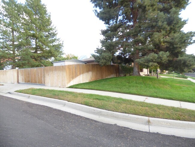 Building Photo - 5 Bd 3 Ba Home in Sandy